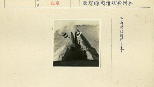 蒸汽机车穿越干旱原野.jpg