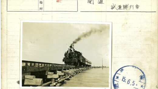 蒸汽机车穿越木桥.jpg