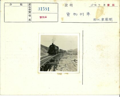 蒸汽机车穿越木桥风景.jpg