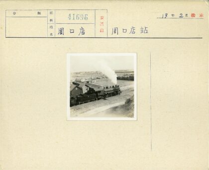蒸汽机车穿越贫瘠土地.jpg