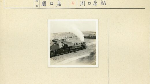 蒸汽机车穿越贫瘠土地.jpg