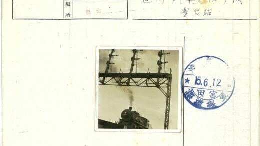 蒸汽机车穿越铁路信号门.jpg