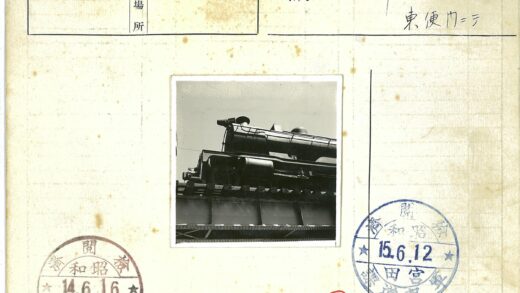 蒸汽机车穿越铁路桥.jpg