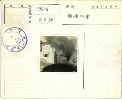 蒸汽机车穿越雪山白屋.jpg