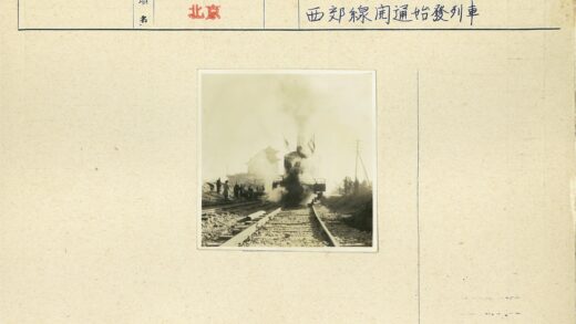 蒸汽机车行驶与行人传统建筑背景.jpg