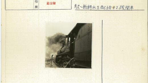 蒸汽机车行驶中船员探舱.jpg