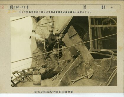 蒸汽机车行驶于岩石地貌施工区.jpg
