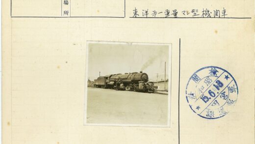 蒸汽机车行驶在贫瘠风景铁路.jpg