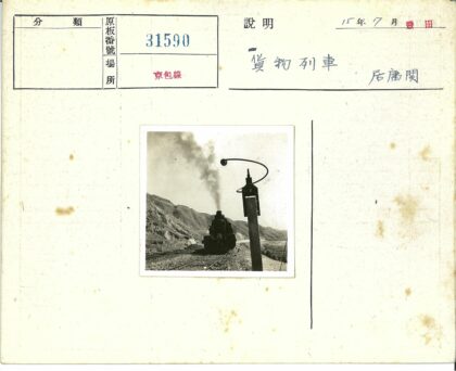 蒸汽机车行驶铁路信号旁.jpg