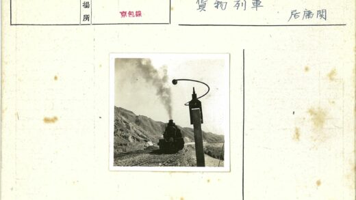 蒸汽机车行驶铁路信号旁.jpg