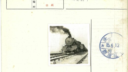蒸汽机车行驶铁路轨道烟雾背景小建筑.jpg