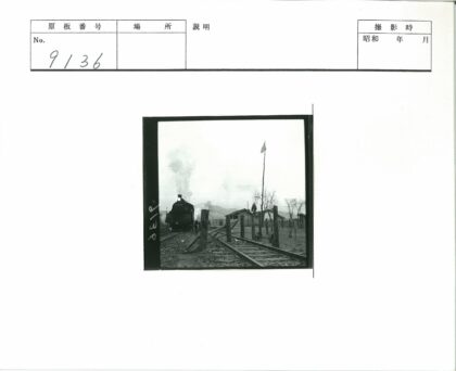 蒸汽机车驶入铁路调车场.jpg
