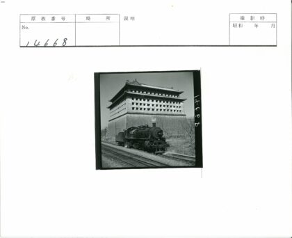 蒸汽机车驶过传统建筑.jpg