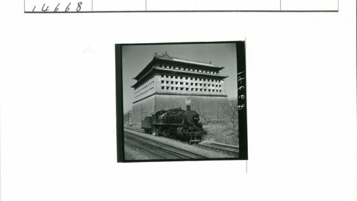 蒸汽机车驶过传统建筑.jpg