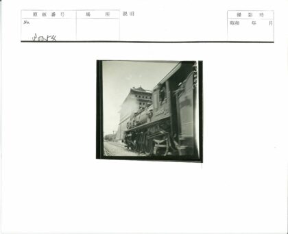 蒸汽机车驶过传统建筑景观.jpg