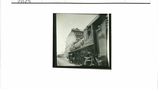 蒸汽机车驶过传统建筑景观.jpg