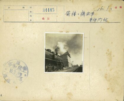 蒸汽机车驶过历史建筑.jpg
