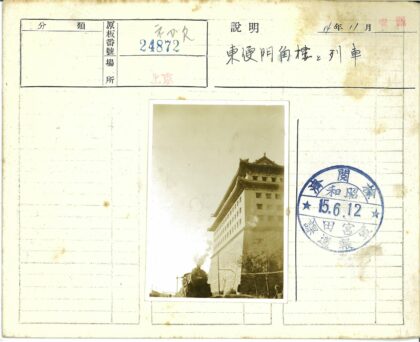 蒸汽机车驶过复杂建筑.jpg