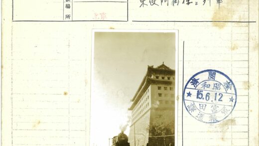 蒸汽机车驶过复杂建筑.jpg