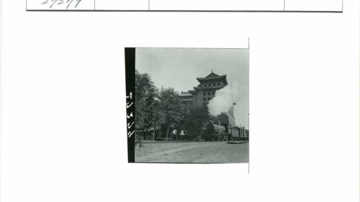 蒸汽机车驶过宝塔.jpg