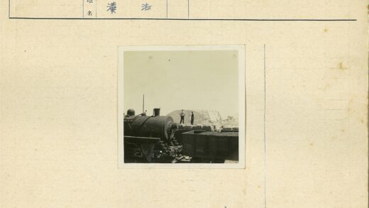 蒸汽机车驶过工地人群.jpg
