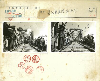 蒸汽机车驶过钢桥历史场景.jpg
