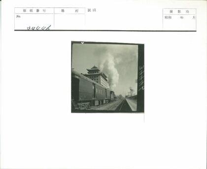 蒸汽火车与多层建筑铁路风景.jpg