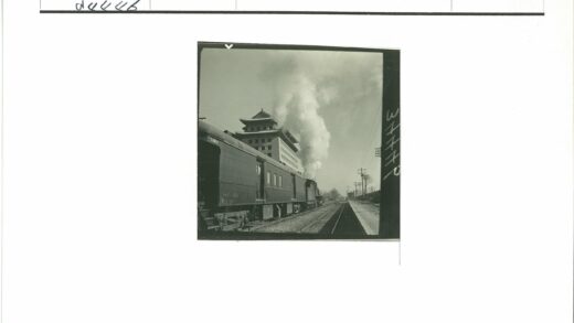 蒸汽火车与多层建筑铁路风景.jpg