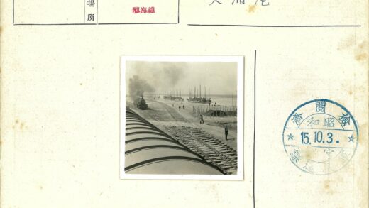 蒸汽火车与帆船岸边同行.jpg