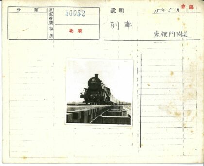 蒸汽火车与电车穿越桥梁.jpg