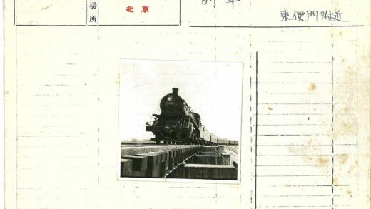 蒸汽火车与电车穿越桥梁.jpg