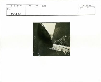 蒸汽火车与站台人群.jpg