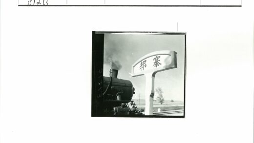 蒸汽火车头进站历史场景.jpg
