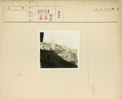 蒸汽火车穿越山崖轨道.jpg