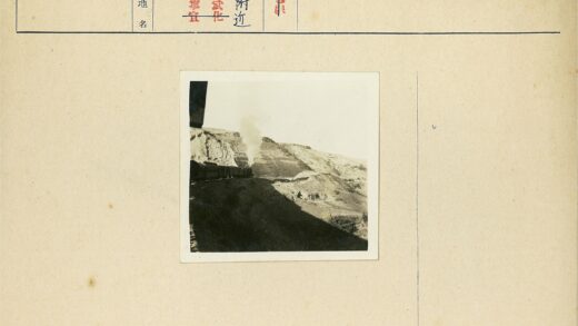 蒸汽火车穿越山崖轨道.jpg