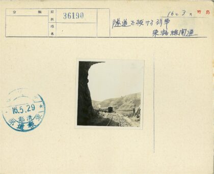蒸汽火车穿越岩石沙漠景观.jpg