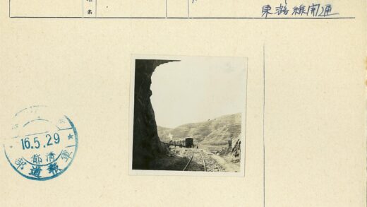 蒸汽火车穿越岩石沙漠景观.jpg