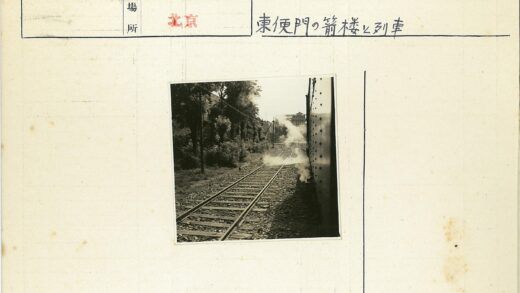 蒸汽火车穿越林间铁轨.jpg