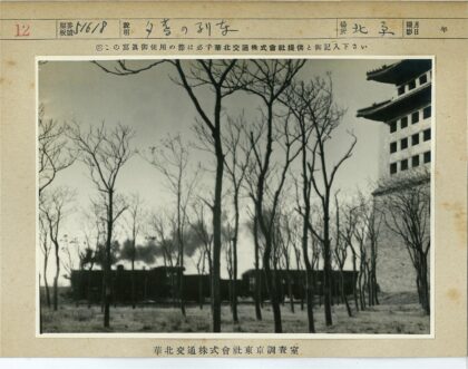 蒸汽火车穿越树林与古建筑.jpg