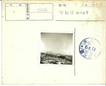 蒸汽火车行驶在开阔风景中.jpg