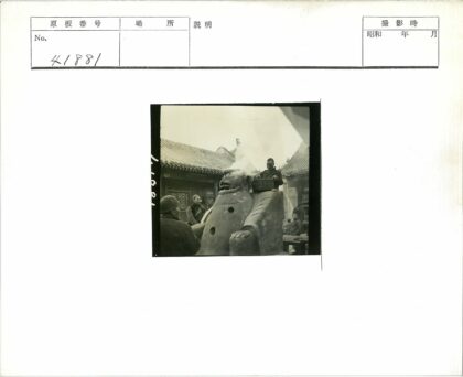 蒸汽雕像与传统屋顶合影.jpg