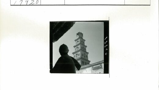 蓝天下的多层宝塔剪影.jpg