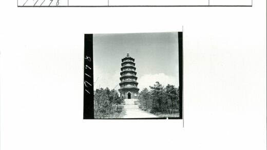 蓝天下的多层宝塔景观.jpg