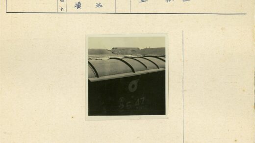 蓝天土丘背景下的火车车厢数字特写.jpg
