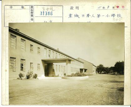 蓝天土路旁的老建筑.jpg