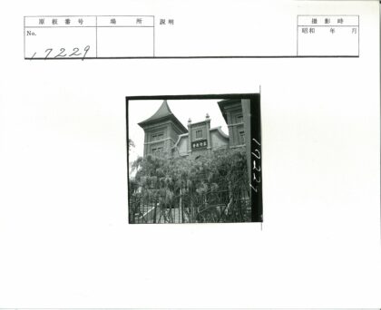 藤蔓掩映的双塔砖砌建筑.jpg