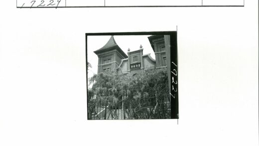 藤蔓掩映的双塔砖砌建筑.jpg