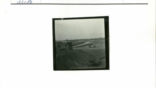 蜿蜒土路与干草堆景观.jpg