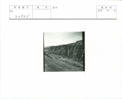 蜿蜒土路伴悬崖山丘.jpg
