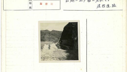 蜿蜒山路穿行云雾群山.jpg